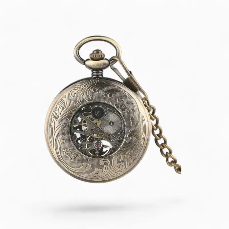 Montre à gousset mécanique raffinée avec cadran visible, motifs gravés et chaîne dorée vintage.