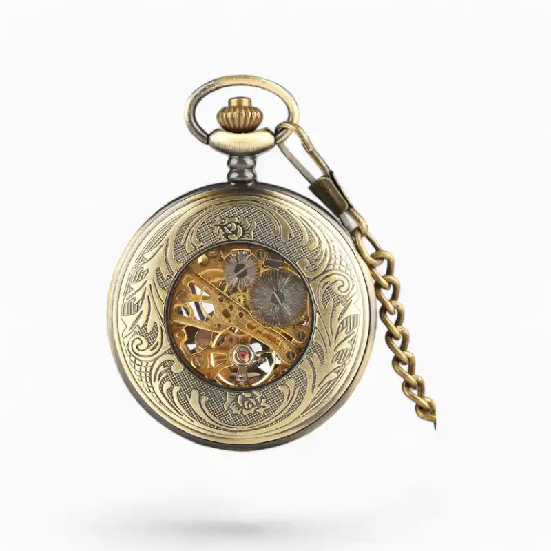 Montre à Gousset Mécanique Ailée en or avec détails floraux et visibilité du mécanisme interne, accompagnée d'une chaîne assortie.