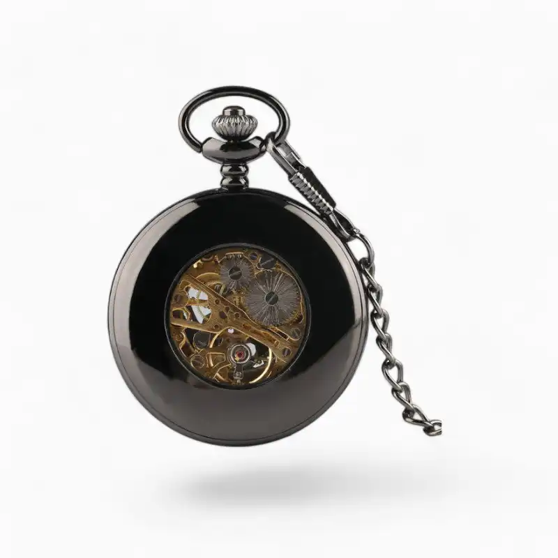 Montre à Gousset Mécanique Ailée noire avec couvercle transparent révélant l'engrenage doré et détaillé, accompagnée de sa chaîne métallique.