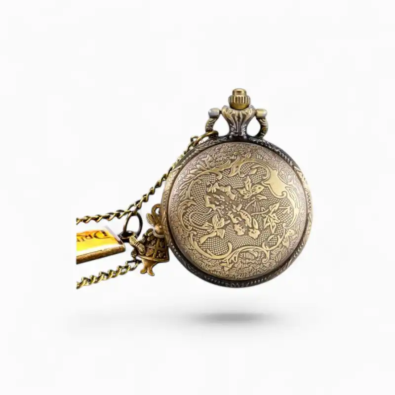 Montre à gousset vintage en métal doré avec motifs floraux et tortue, chaîne dorée et clip d'attache, inspiration Alice au pays des Merveilles.