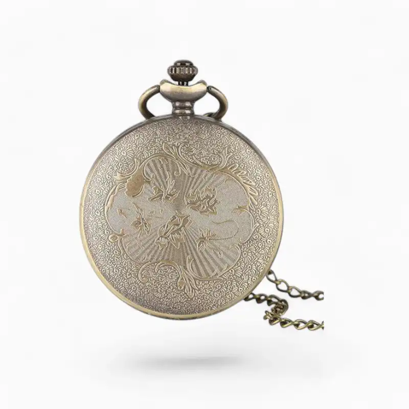 Montre à gousset ancienne en métal gravé avec motif d'ancre et chaîne, style vintage élégant.