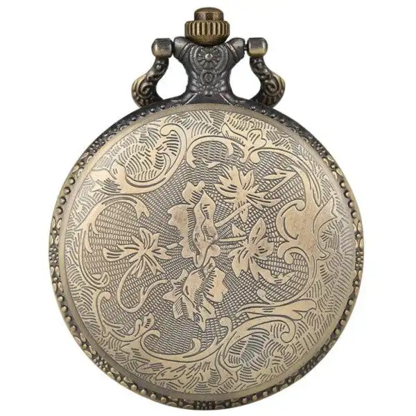Montre à gousset vintage style "Hunger Games" avec gravures complexes et design antique sur fond uni.