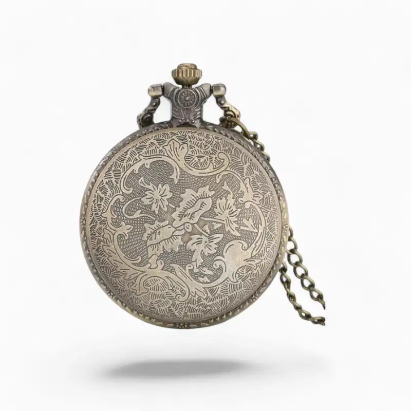 Montre à gousset vintage en métal gravé avec motif serpent et végétaux, incluant une chaîne coordonnée.