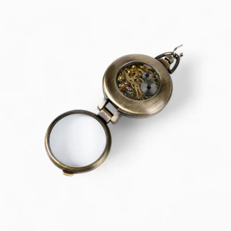 Montre à gousset mécanique vintage en bronze ouverte montrant son mécanisme complexe, isolée sur fond blanc, parfaite pour un usage professionnel au bureau.