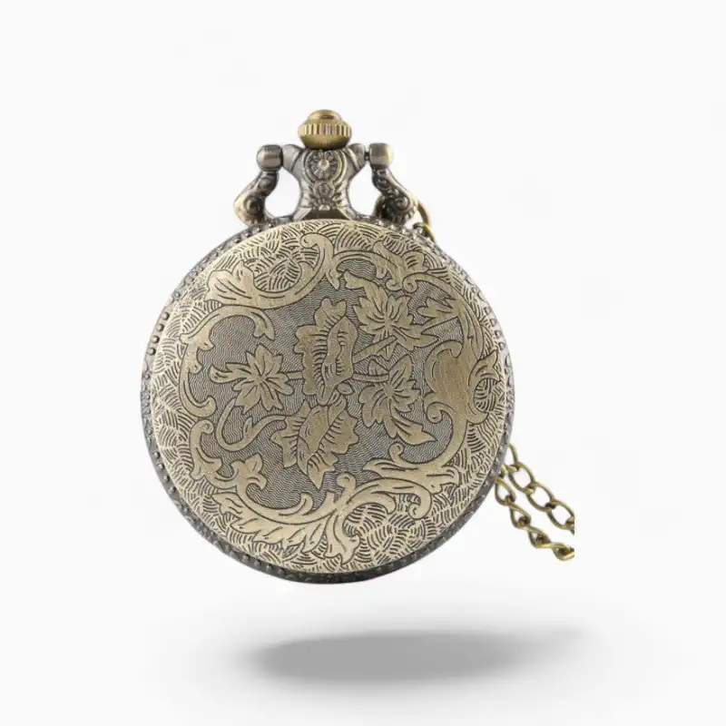 Montre à gousset vintage avec gravure florale et motif Cheval au Vent sur fond neutre.