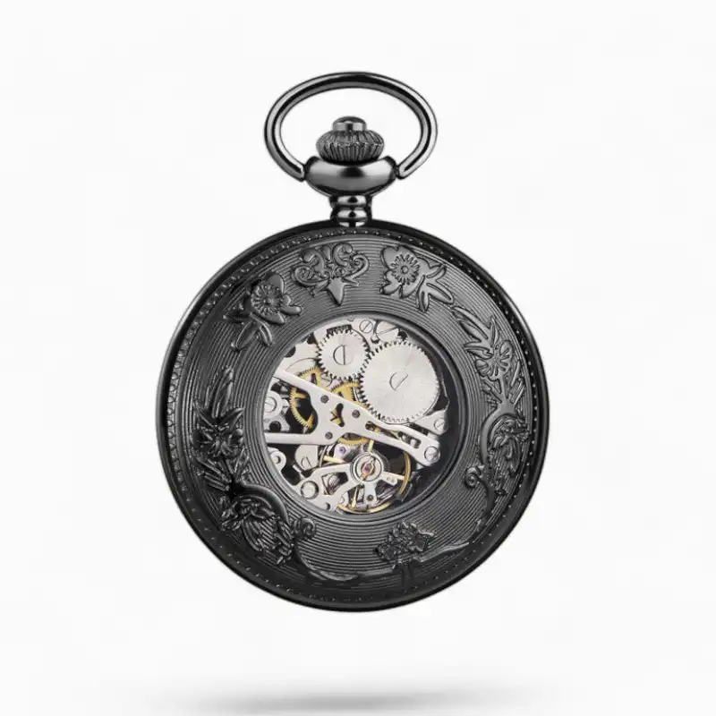 Montre à gousset mécanique de style Chien de Fô en métal noir avec couvercle ouvert révélant les engrenages internes et gravures florales détaillées.