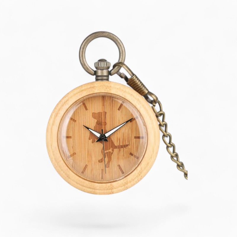 Montre à gousset vintage avec chaîne et cadran en bois affichant des motifs de chien sculptés, sur fond blanc.