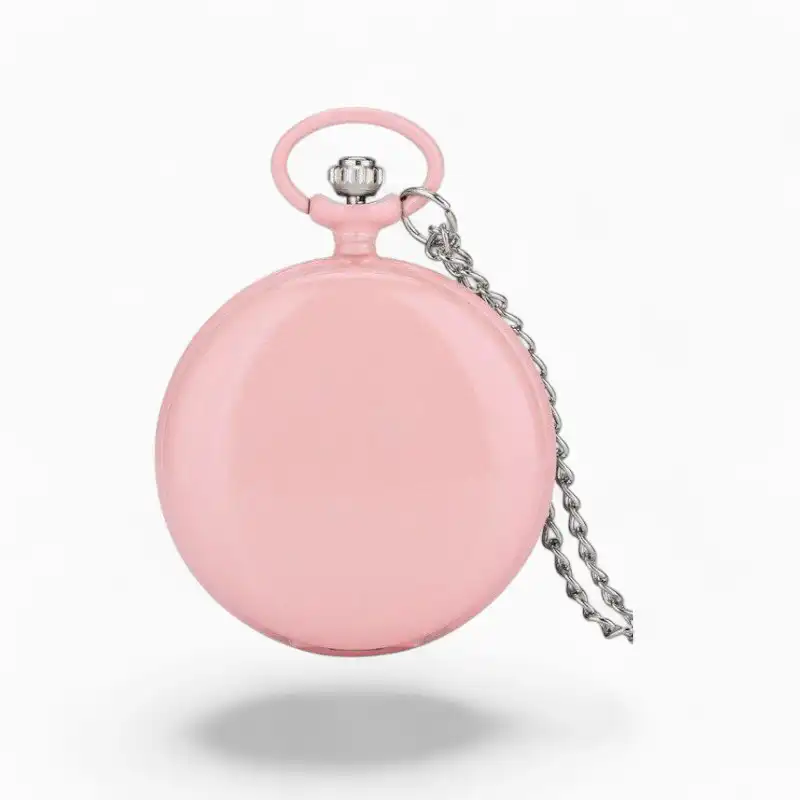 Montre à gousset colorée de style classique avec chaîne en métal argenté et boîtier rose pastel.