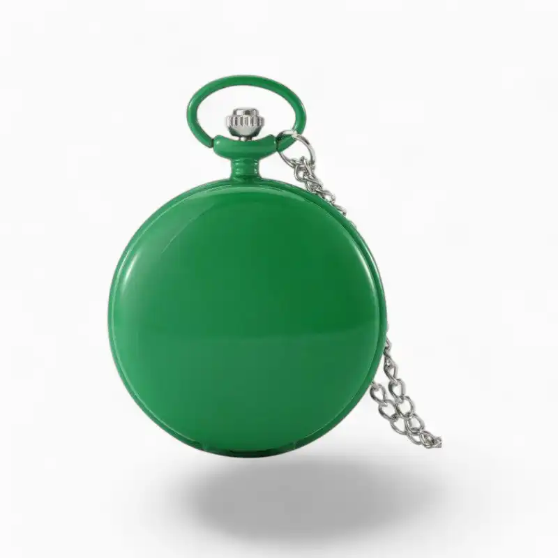 Montre à Gousset colorée de couleur verte avec chaîne en métal, isolée sur fond blanc