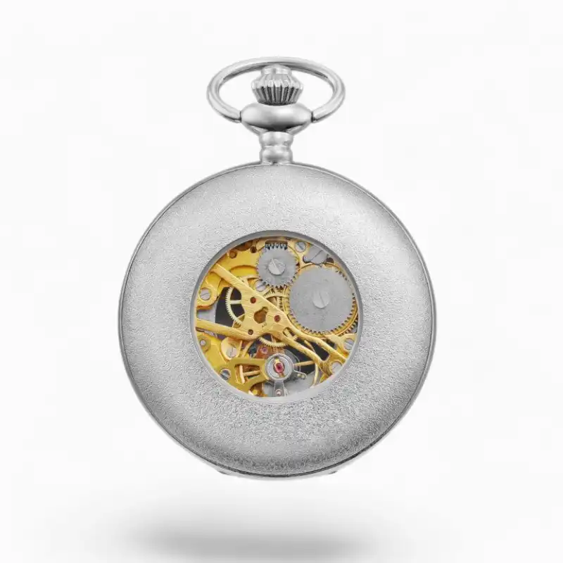 Montre à Gousset Mécanique avec un mécanisme visible et des détails dorés, sur fond de constellations gravées sur boîtier en argent.