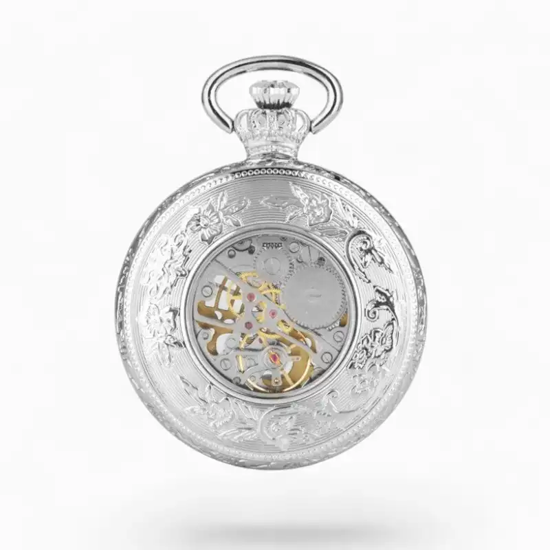 Montre à gousset mécanique ancienne avec couvercle ouvert exposant le mécanisme complexe et la couronne, finition argentée ornée de gravures florales détaillées.