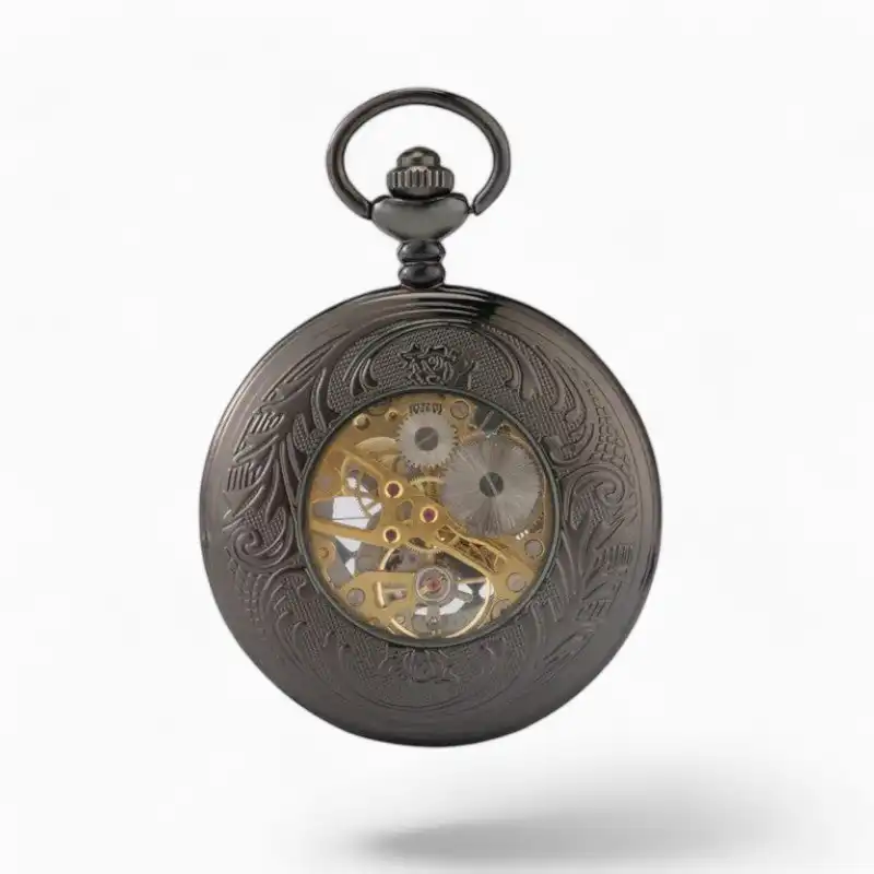 Montre à gousset mécanique avec un design en damier sur le couvercle, cadran visible et mécanisme apparent.