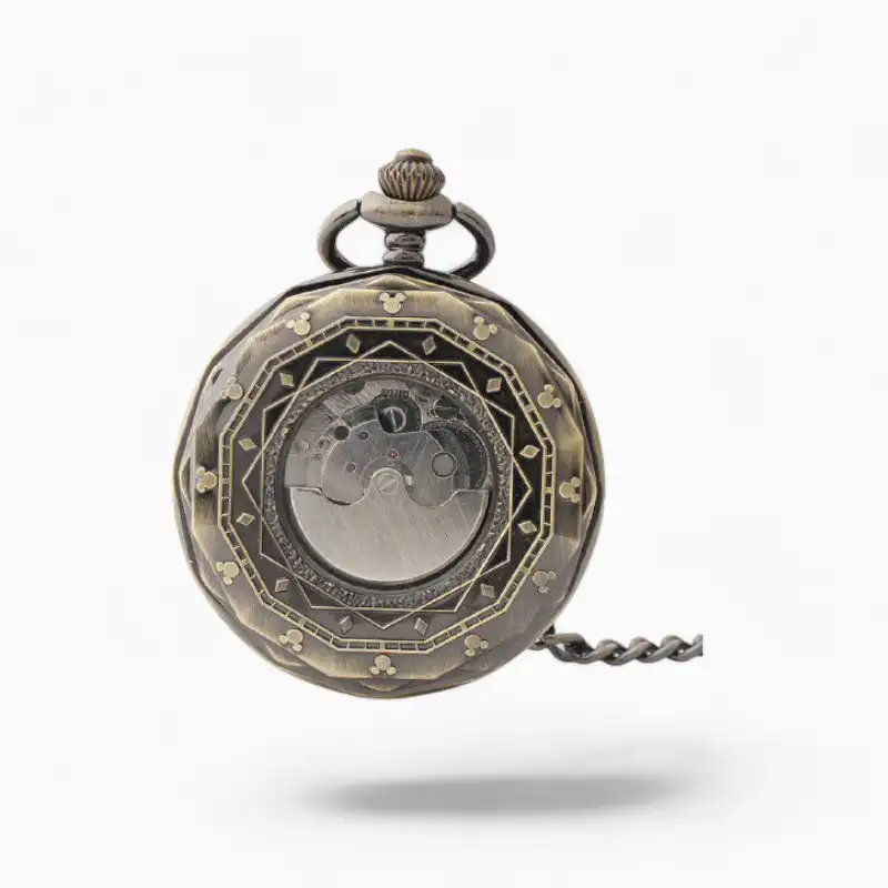 Montre à Gousset Mécanique Distinguée avec cadran ouvert révélant le mécanisme, en métal gravé de motifs floraux et géométriques, accompagnée de sa chaîne.
