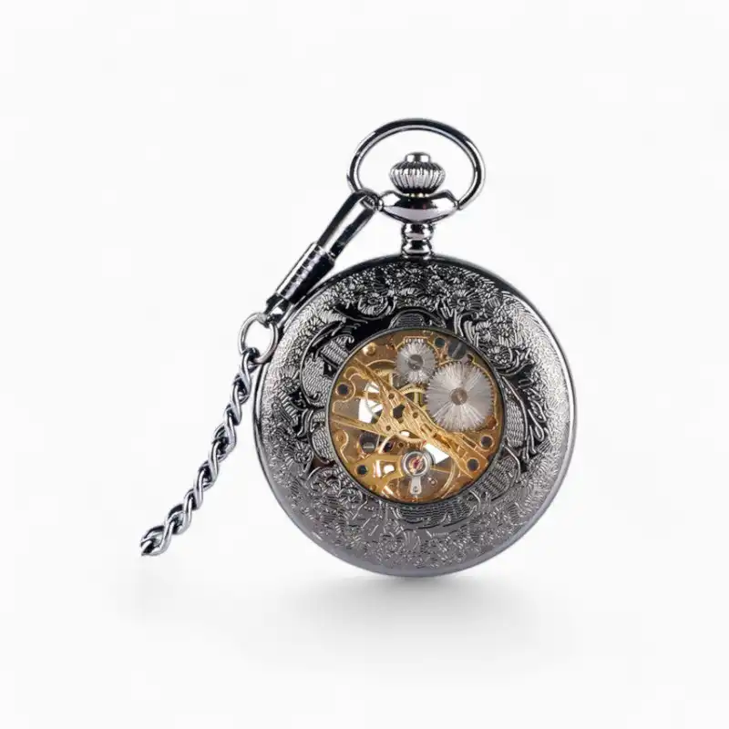 Montre à gousset mécanique avec cadran ouvert révélant les engrenages, entourée d'une finition gravée élégante et accompagnée d'une chaîne classique.