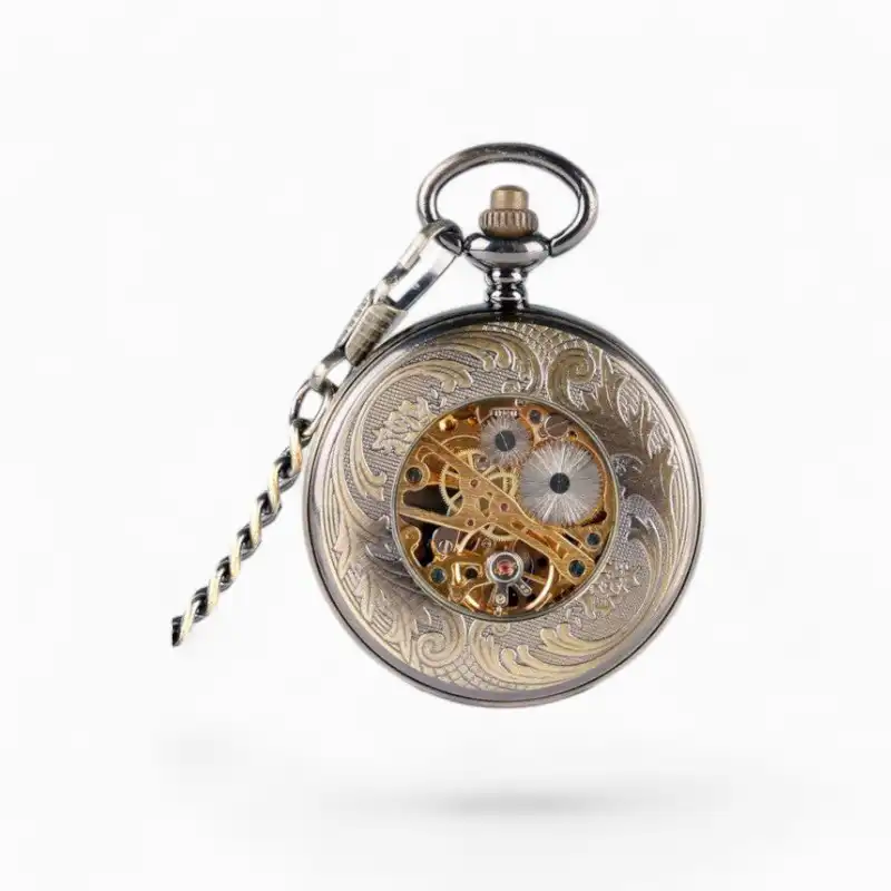 Montre à Gousset Mécanique Florale argentée avec motifs gravés et mécanisme apparent.