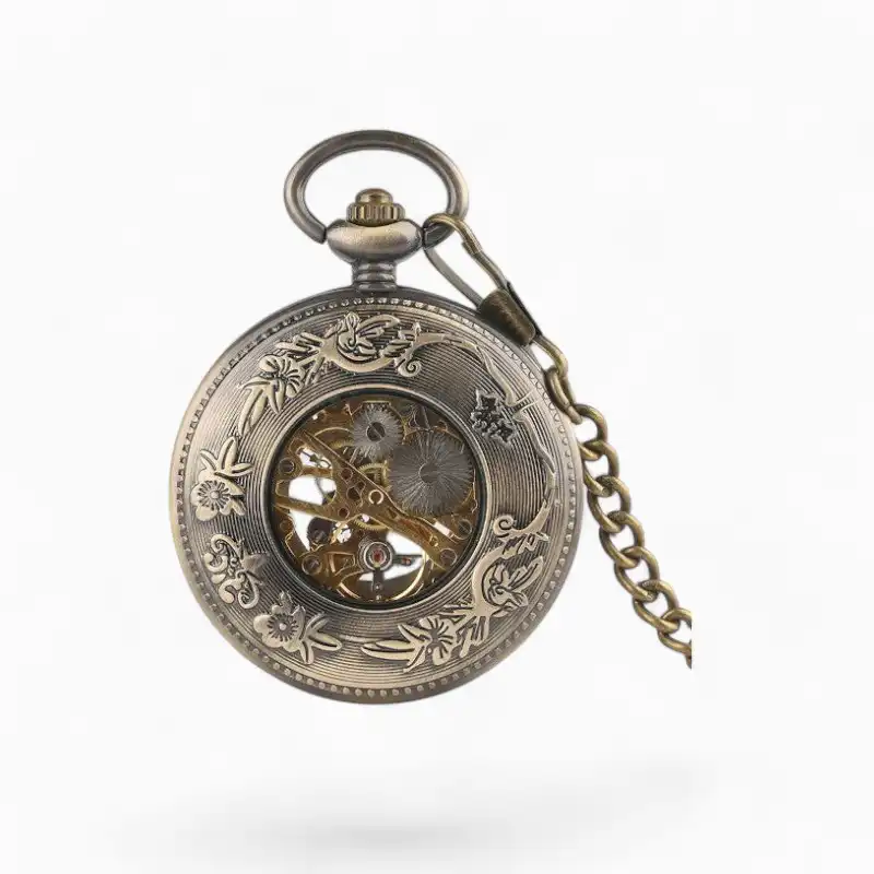 Montre à Gousset Mécanique Half Hunter en or avec un couvercle ajouré révélant un mécanisme complexe et une chaîne assortie.