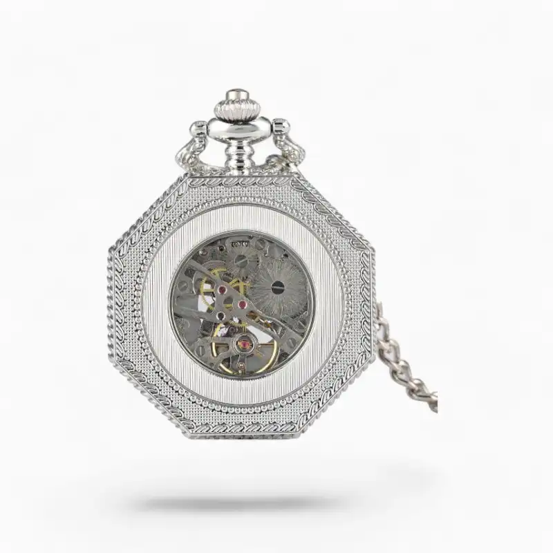Montre à gousset mécanique hexagonale avec vue sur le mécanisme interne et chaîne assortie, finition argentée et détails gravés.