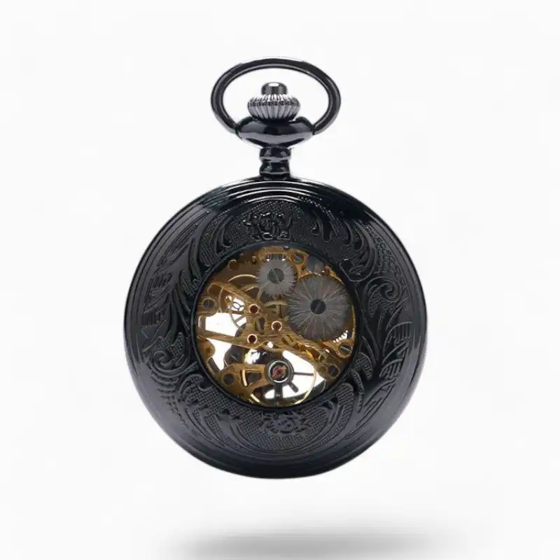 Montre à gousset mécanique Hublot noire avec détails gravés et mécanisme apparent.