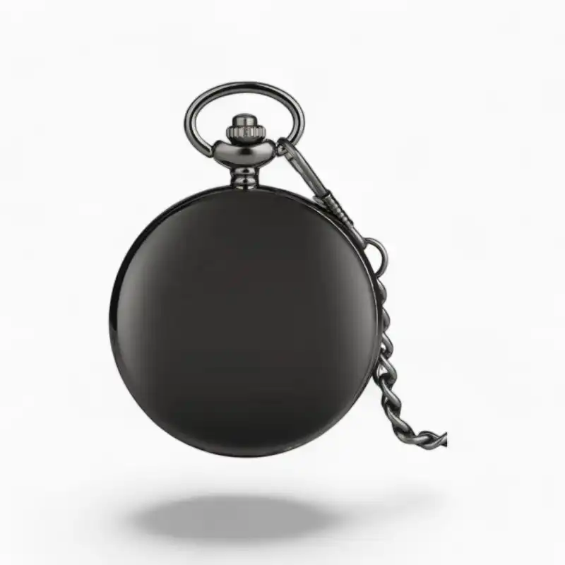 Montre à gousset noire de style classique avec chaînette, idéale pour accessoiriser une tenue d'inspiration indienne.