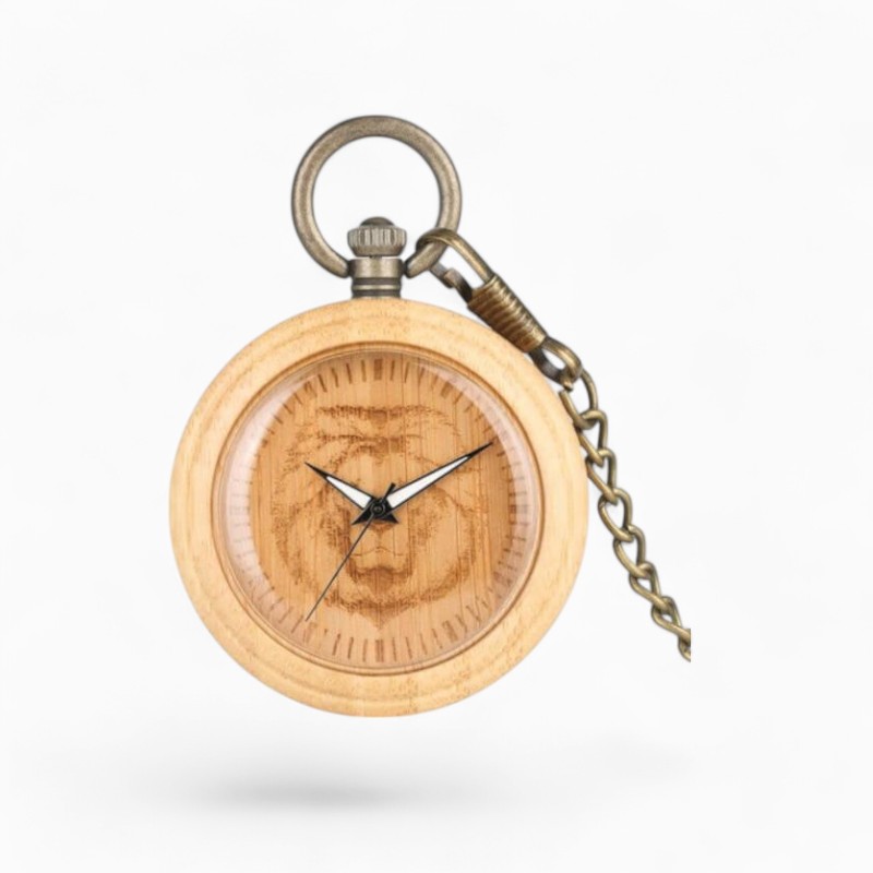 Montre à gousset avec gravure lion en bois et chaîne en métal, design vintage et artisanal.