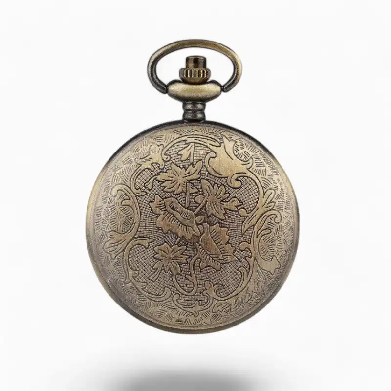 Montre à Gousset Maçonnique en métal couleur bronze avec gravure de symboles franc-maçonnerie sur fond texturé.