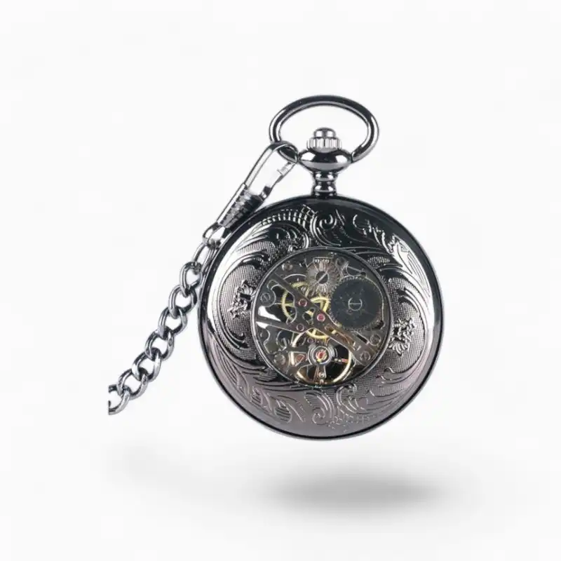 Montre à gousset mécanique vintage avec cadran transparent laissant apparaître le mécanisme intérieur, décorée d'un motif gravé représentant un aigle en vol sur fond unicolore.