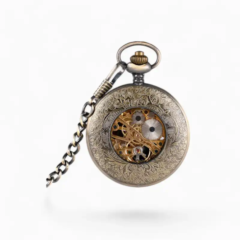 Montre à Gousset Mécanique Dauphin vintage avec mécanisme apparent et couvercle gravé, accompagnée de sa chaîne en métal.