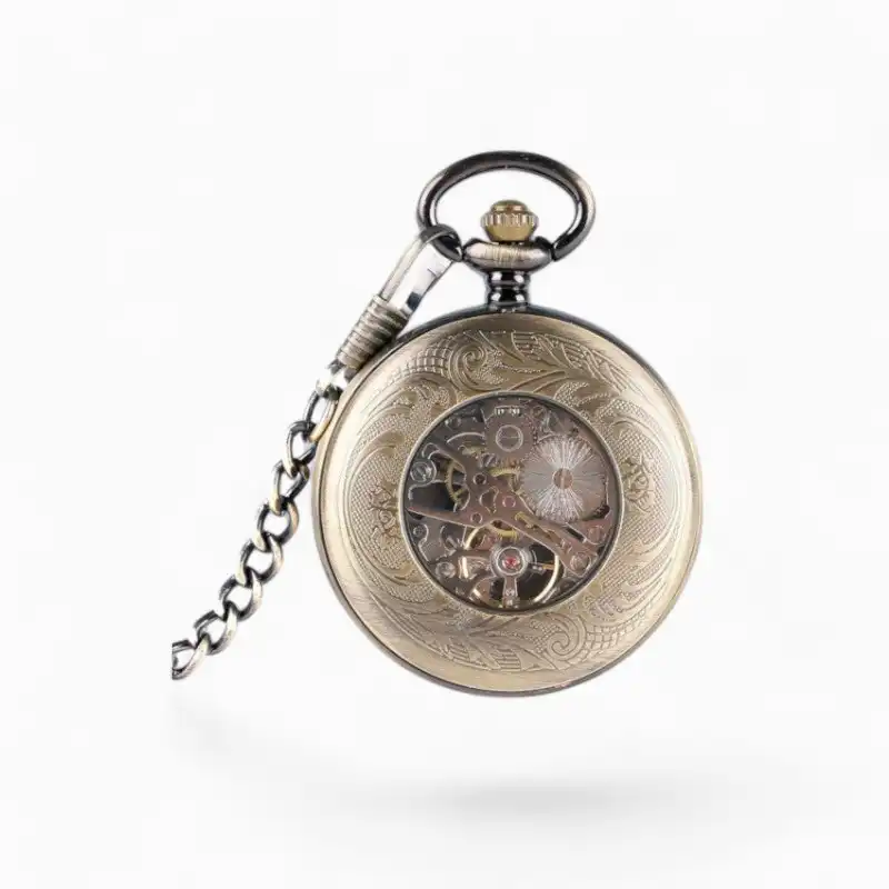 Montre à Gousset Mécanique vintage avec un design transparent, armoiries gravées et chaîne en métal.