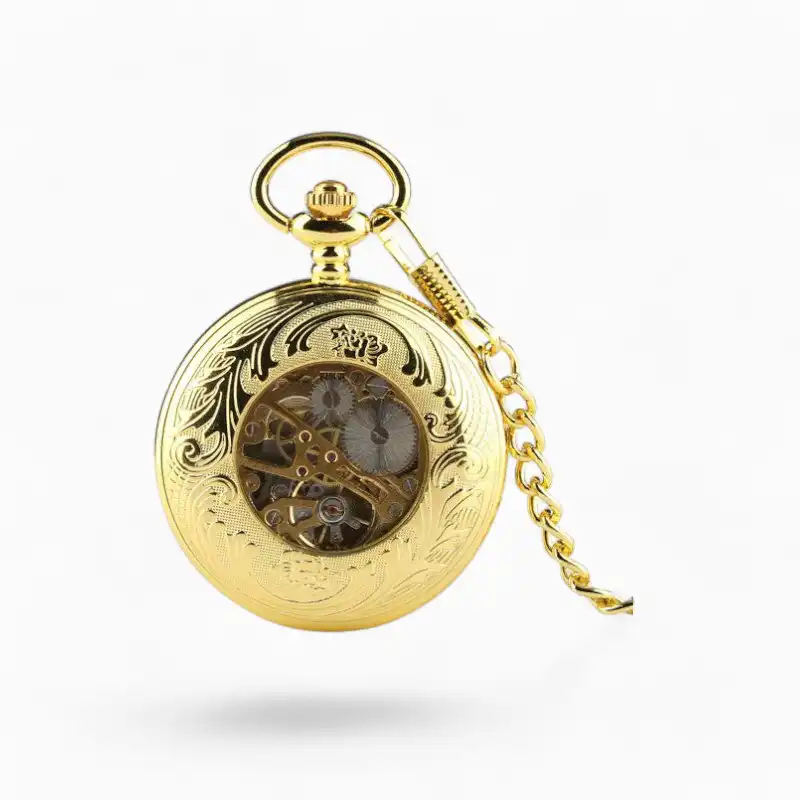 Montre à Gousset Mécanique Empire dorée avec couvercle gravé et mécanisme visible, accompagnée de sa chaîne coordonnée.