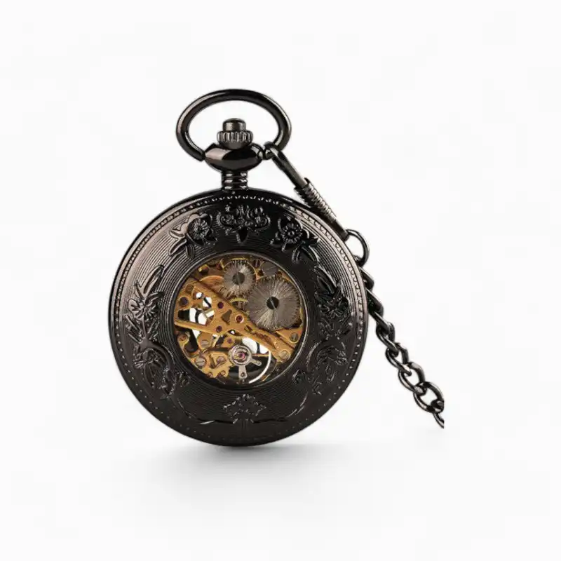 Montre à Gousset Mécanique vintage avec visibilité sur le mécanisme interne et rouages, finitions gravées élégantes, sur fond isolé.