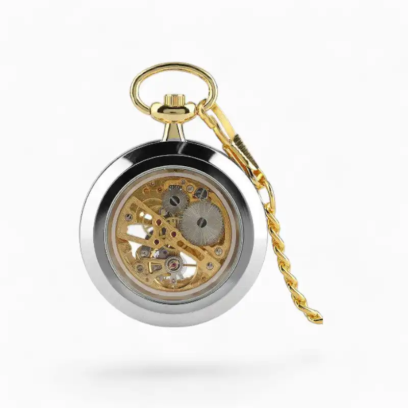 Montre à Gousset Mécanique transparente de style Mondaine avec chaîne dorée, cadran apparent et engrenages visibles.