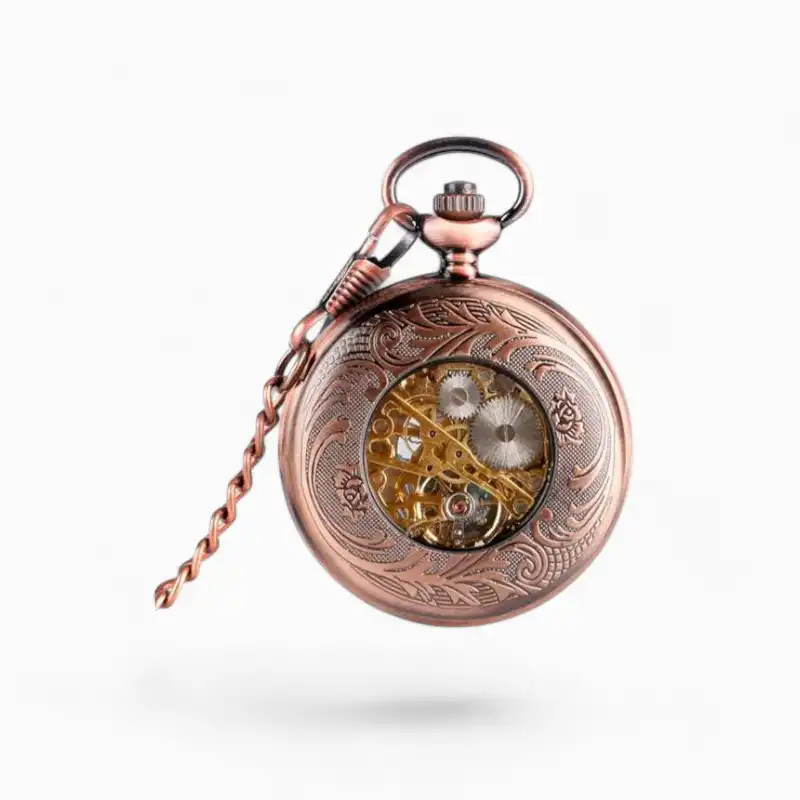 Montre à gousset mécanique vintage avec couvercle ajouré et motifs floraux, chaîne assortie en ton cuivre.