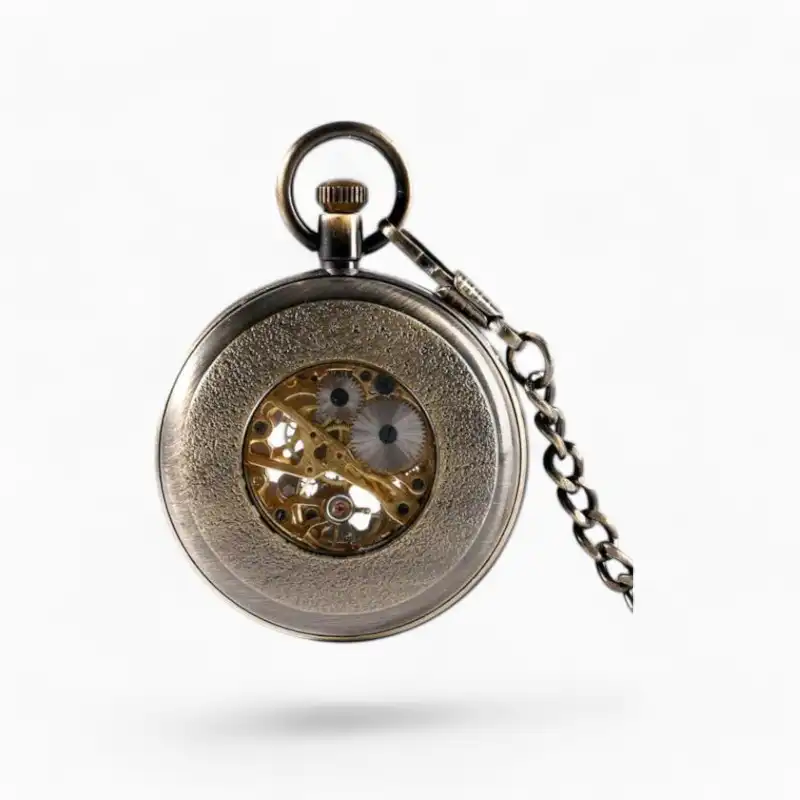 Montre à Gousset Mécanique Napoléon vintage avec couvercle ouvert révélant le mécanisme doré complexe et chaîne décorative, sur fond blanc.
