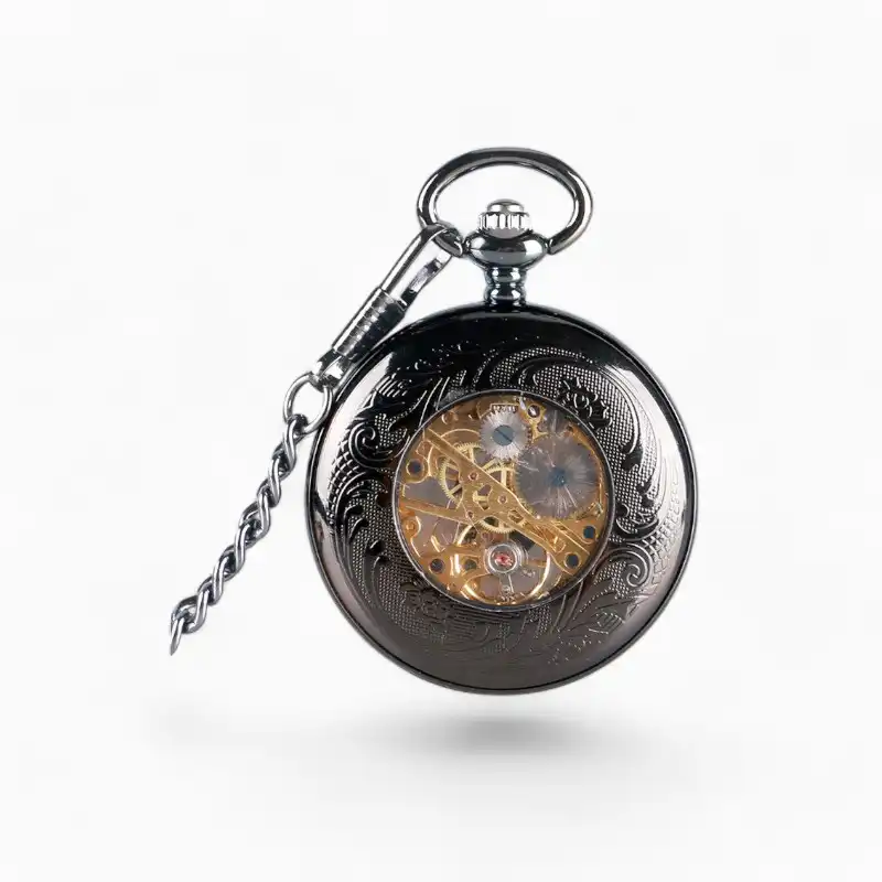 Montre à Gousset Mécanique Pentacle ancienne avec couvercle ouvert montrant les engrenages sur fond blanc.