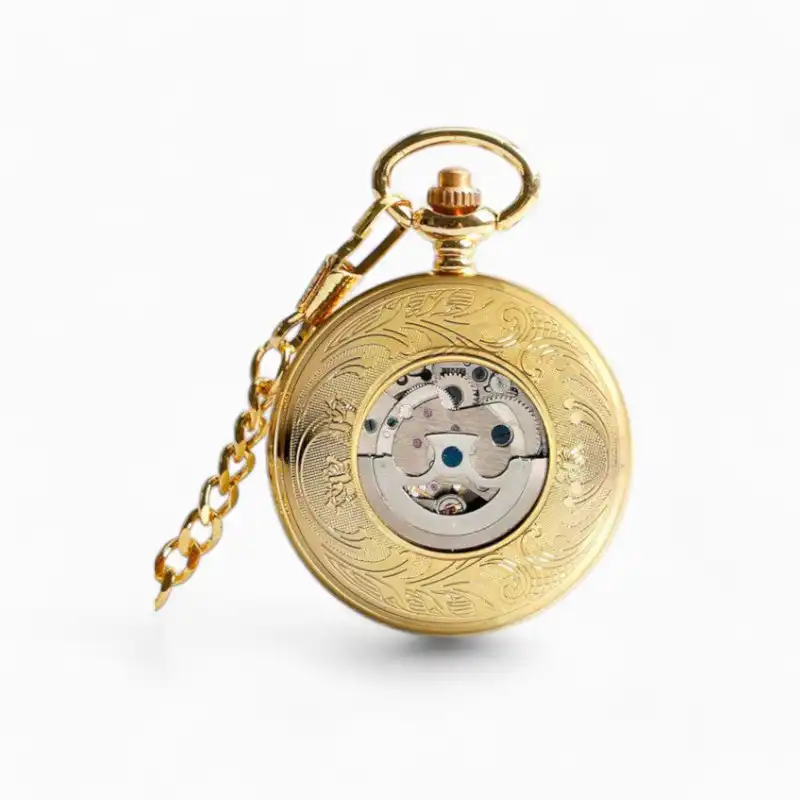 Montre à Gousset Mécanique Phénix en Or ouverte avec détails de gravure et maillons de chaîne, fond blanc.