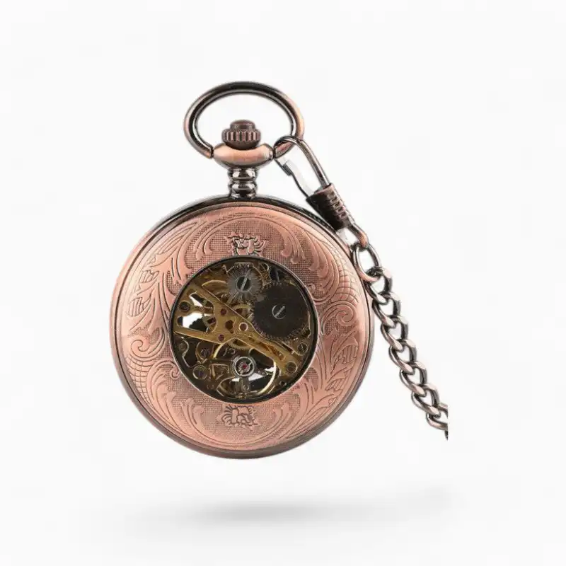Montre à Gousset Mécanique vintage avec vue sur la Roue Dentée et détails gravés sur fond blanc.