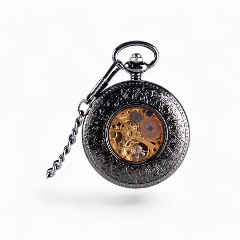 Montre à gousset mécanique de style vintage avec couvercle ouvert, révélant un mécanisme complexe et une chaîne métallique fine, sur fond blanc.