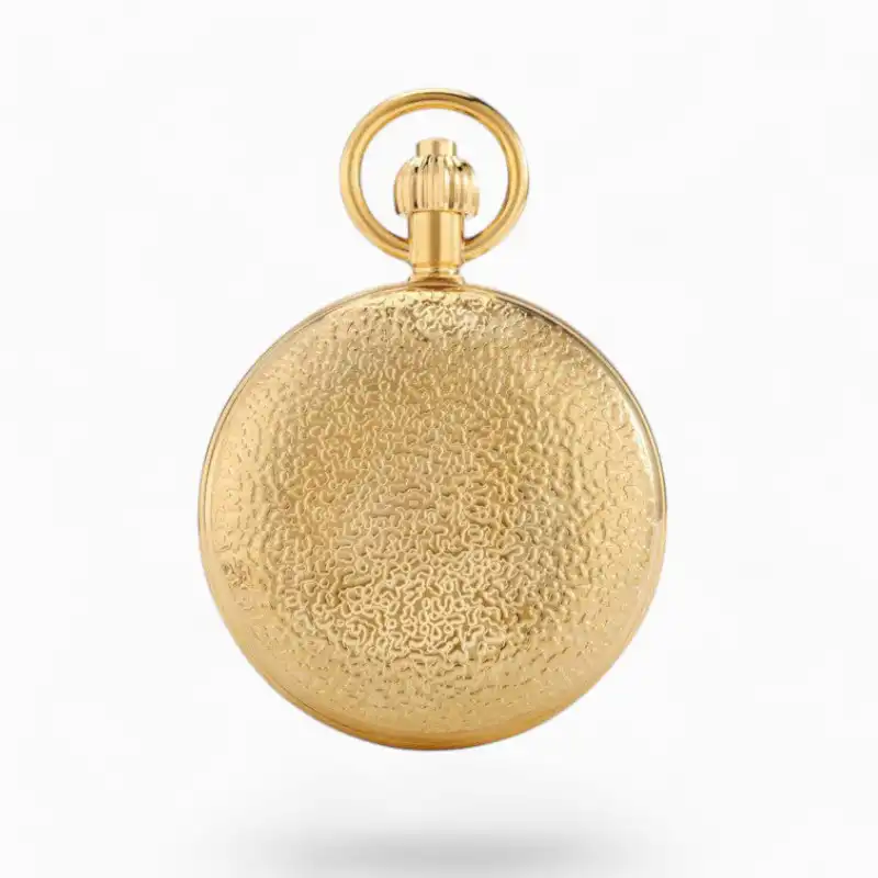 Montre à Gousset Mécanique Pimpante dorée avec motifs en relief sur fond blanc.