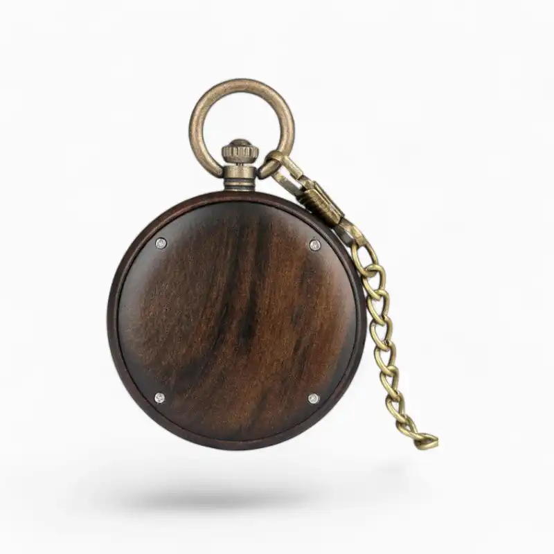 Montre à gousset rétro en bois avec finitions en laiton, chaîne dorée et détails gravés, idéale pour un style vintage élégant.