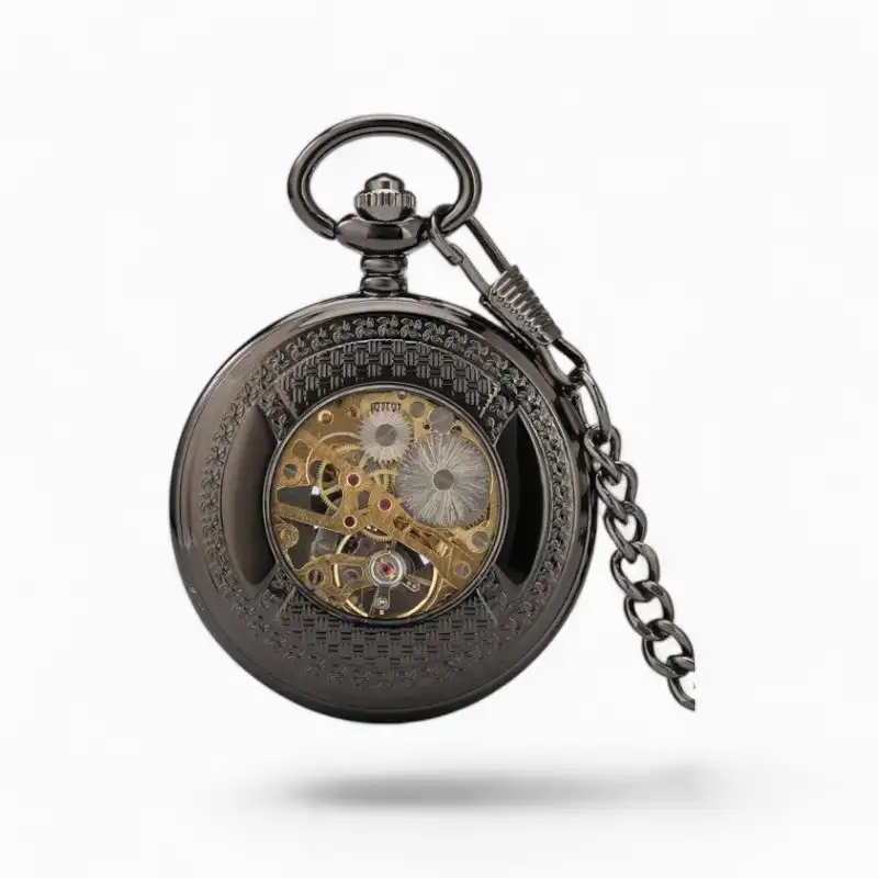Montre à Gousset Mécanique vintage en couleur noire, avec cadran transparent laissant entrevoir le mécanisme intérieur et Roue Ancienne, ornée de motifs gravés sur le boîtier et accompagnée d'une chaîne.