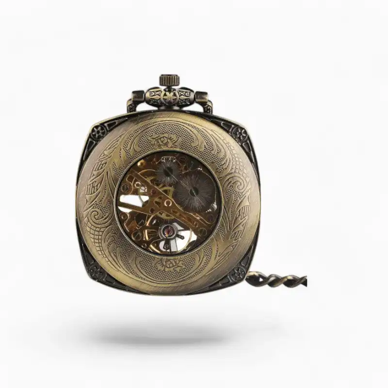 Montre à gousset mécanique vintage avec couvercle ajouré montrant l'engrenage, finition bronze antique sur fond blanc.
