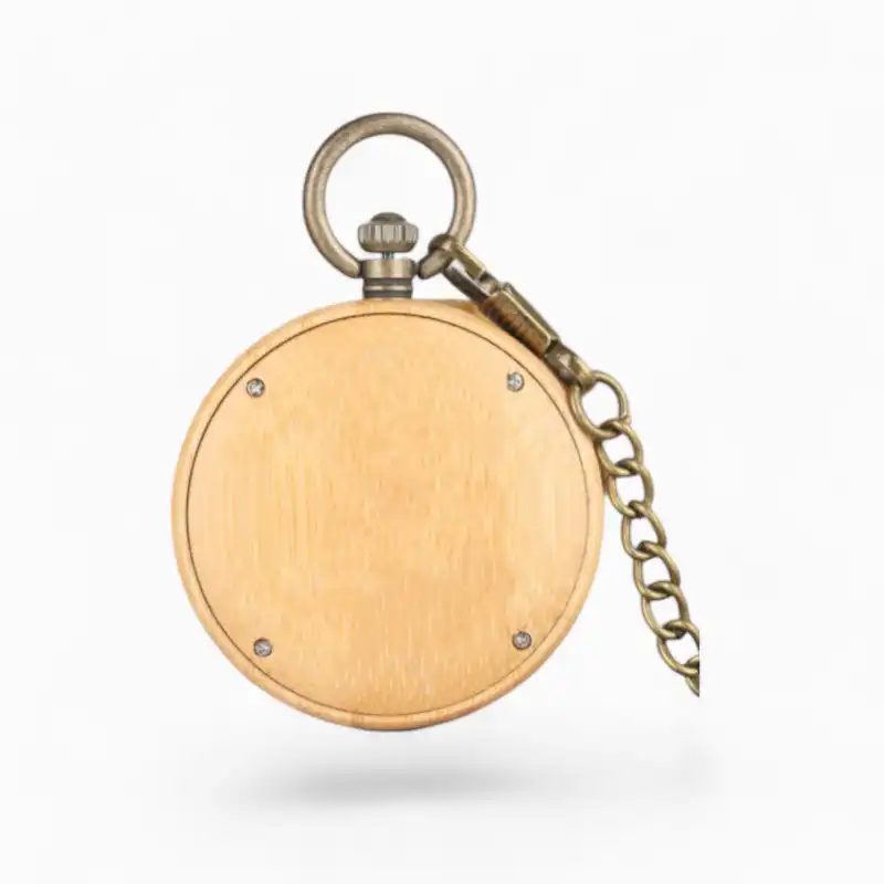 Montre à gousset Bouddha en bois avec chaîne, design vintage et élégant, sur fond blanc.