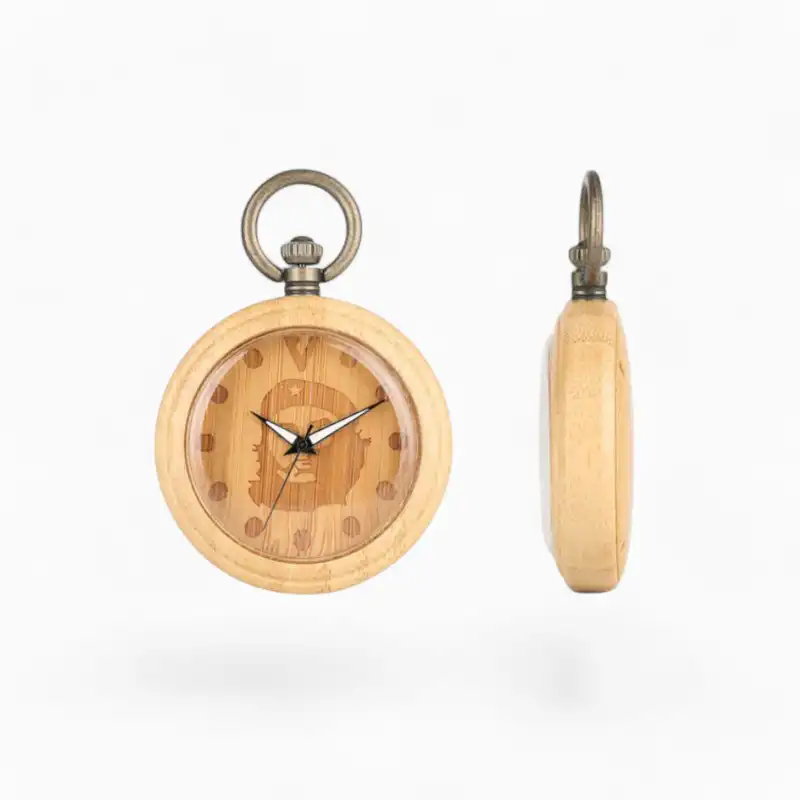 Montre à gousset en bois avec gravure de Che Guevara, design vintage avec cadran rond et aiguilles noires, vue de face et latérale.