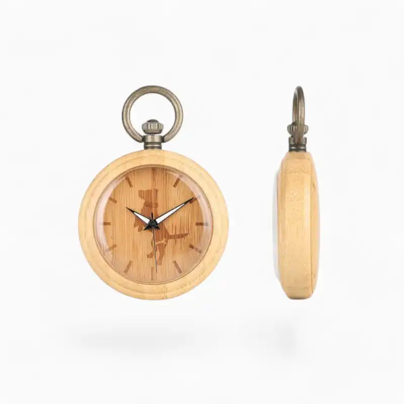 Montre à gousset vintage avec couvercle en bois clair et motif chien gravé, vue de face et latérale.