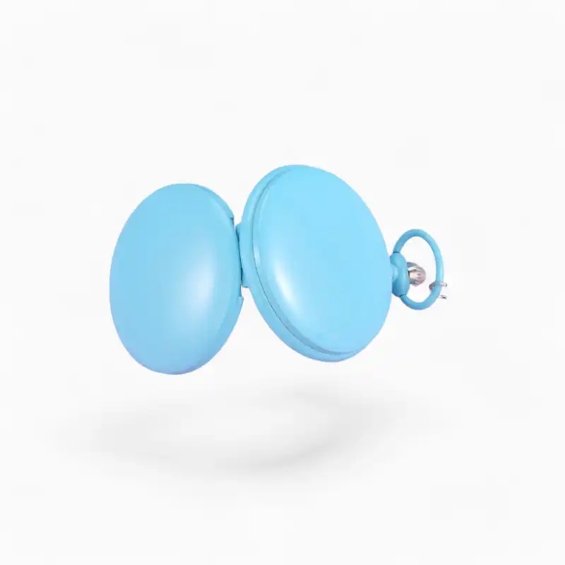 Montre à gousset colorée en bleu pastel avec boîtier fermé sur fond uni.