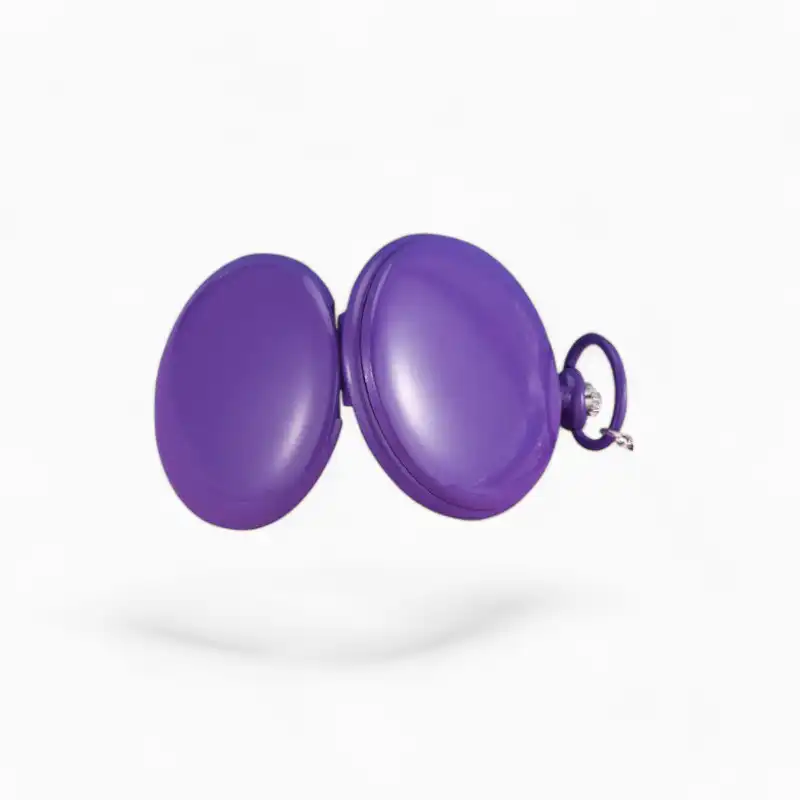 Montre à gousset colorée en violet avec couvercle fermé sur fond blanc