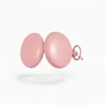 Montre à Gousset colorée en rose pâle avec couvercle fermé sur fond blanc.