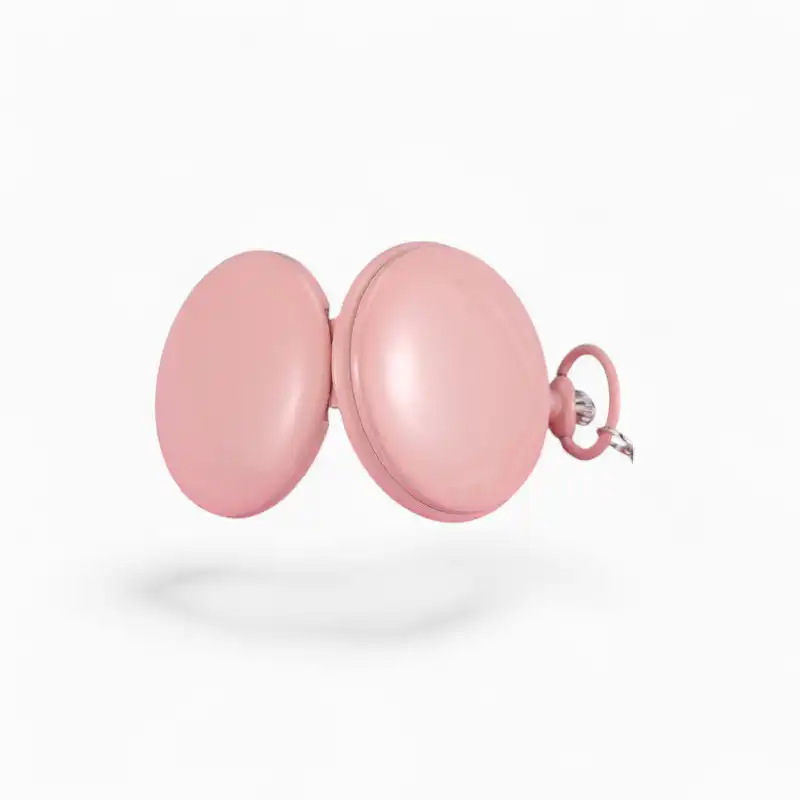 Montre à Gousset colorée en rose pâle avec couvercle fermé sur fond blanc.