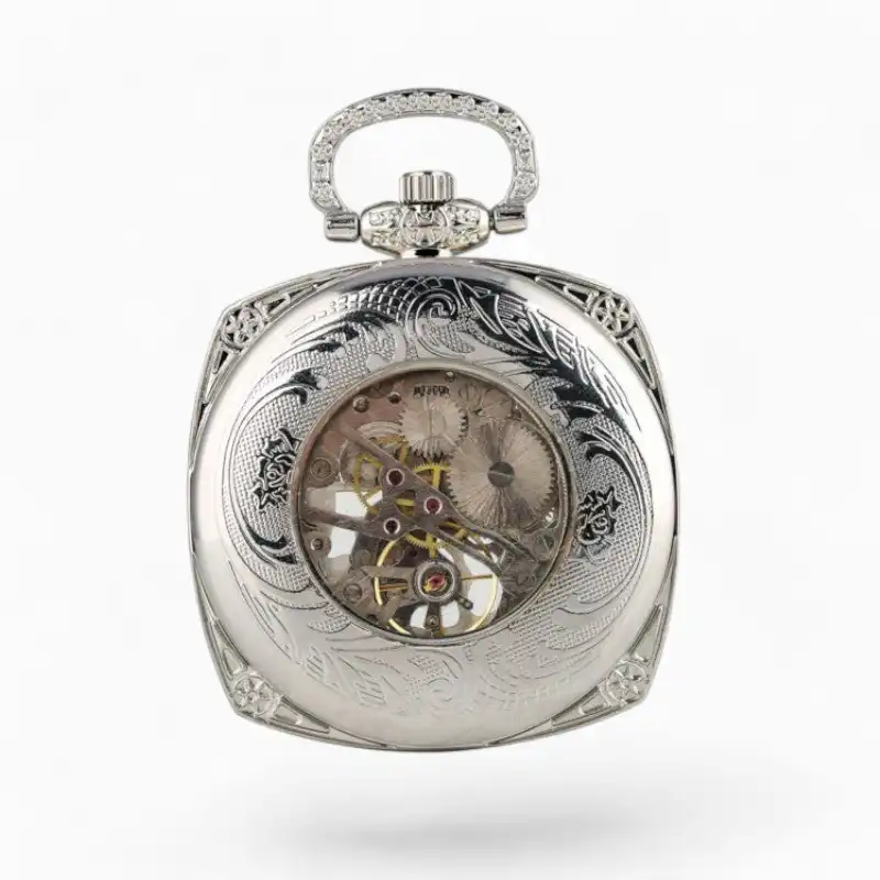 Montre à Gousset Mécanique argentée avec motifs gravés et mécanisme apparent entouré d'Étoiles.