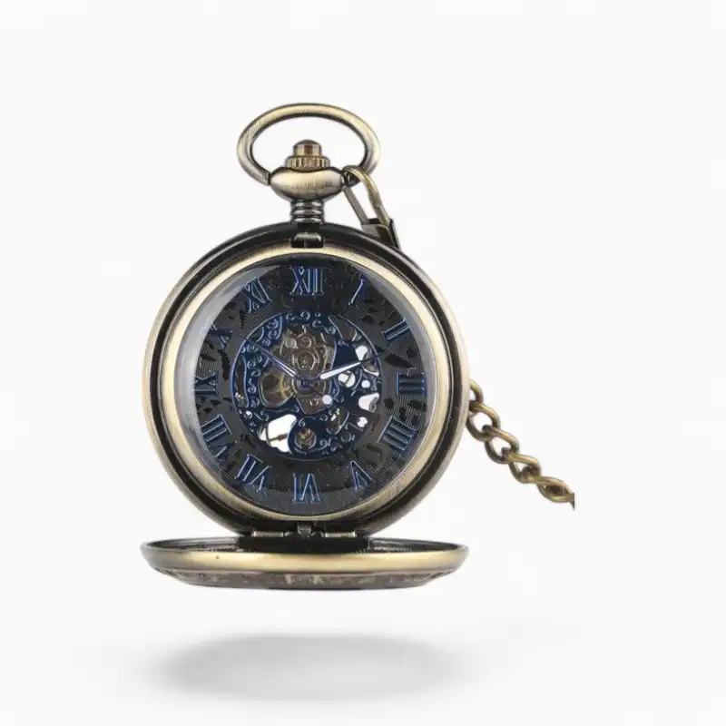 Montre à Gousset Mécanique Raffinée avec cadran visible, chiffres romains et chaîne, sur fond blanc.